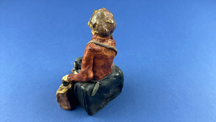 WW2 Evacuee Girl Figurine - Image 4