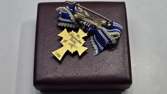 WW2 Miniature Mothers Cross In Gold (boxed) - Image 4