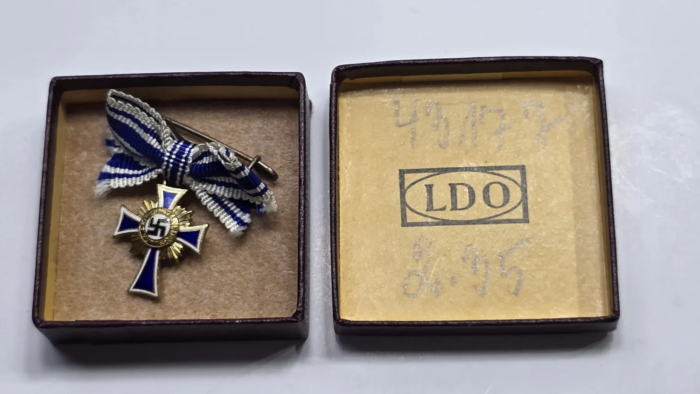 WW2 Miniature Mothers Cross In Gold (boxed) - Image 7