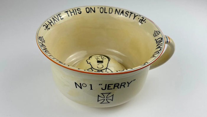 Crown Devon “No.1 Jerry” Musical Hitler Chamber Pot - Image 3