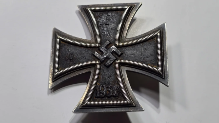 WW2 German Iron Cross 1st Class ( maker marked) - Image 6