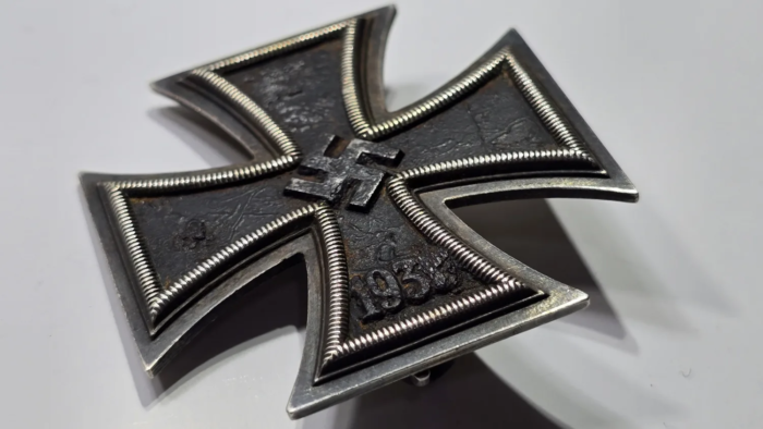 WW2 German Iron Cross 1st Class ( maker marked) - Image 7
