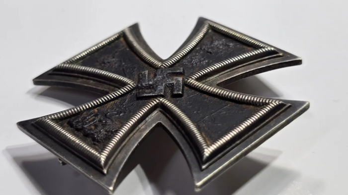 WW2 German Iron Cross 1st Class ( maker marked)