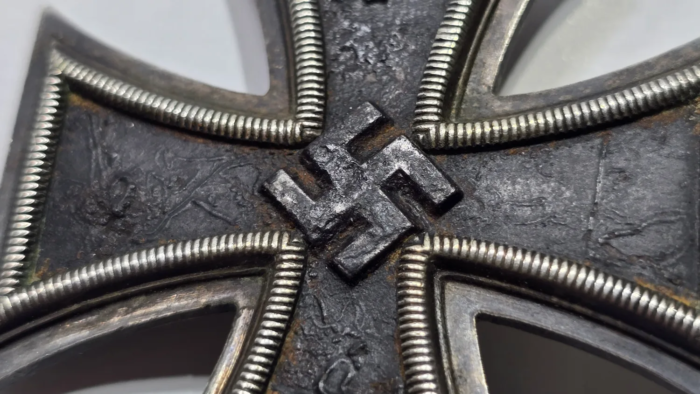 WW2 German Iron Cross 1st Class ( maker marked) - Image 9