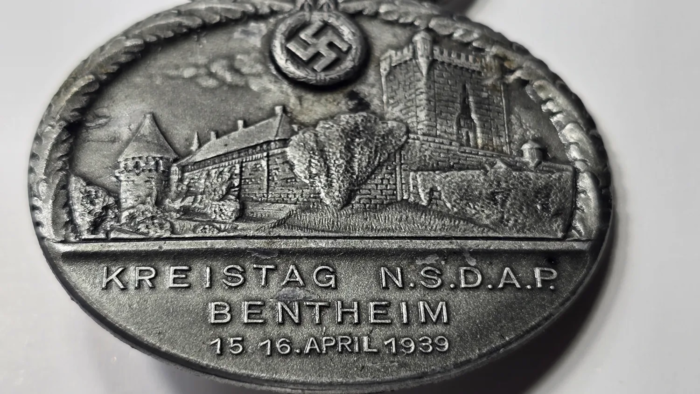 WW2 German Commemorative Bentheim District Day Badge. - Image 4