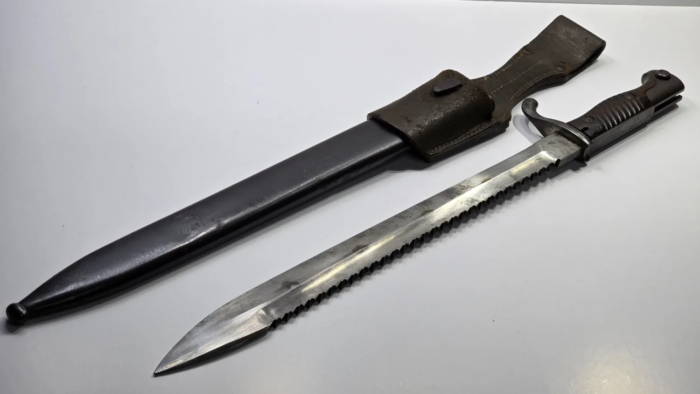 WW1 German 98/05 Bayonet (sawback) - Image 2