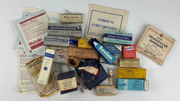 Red Cross Outfit First Aid Tin - Image 9