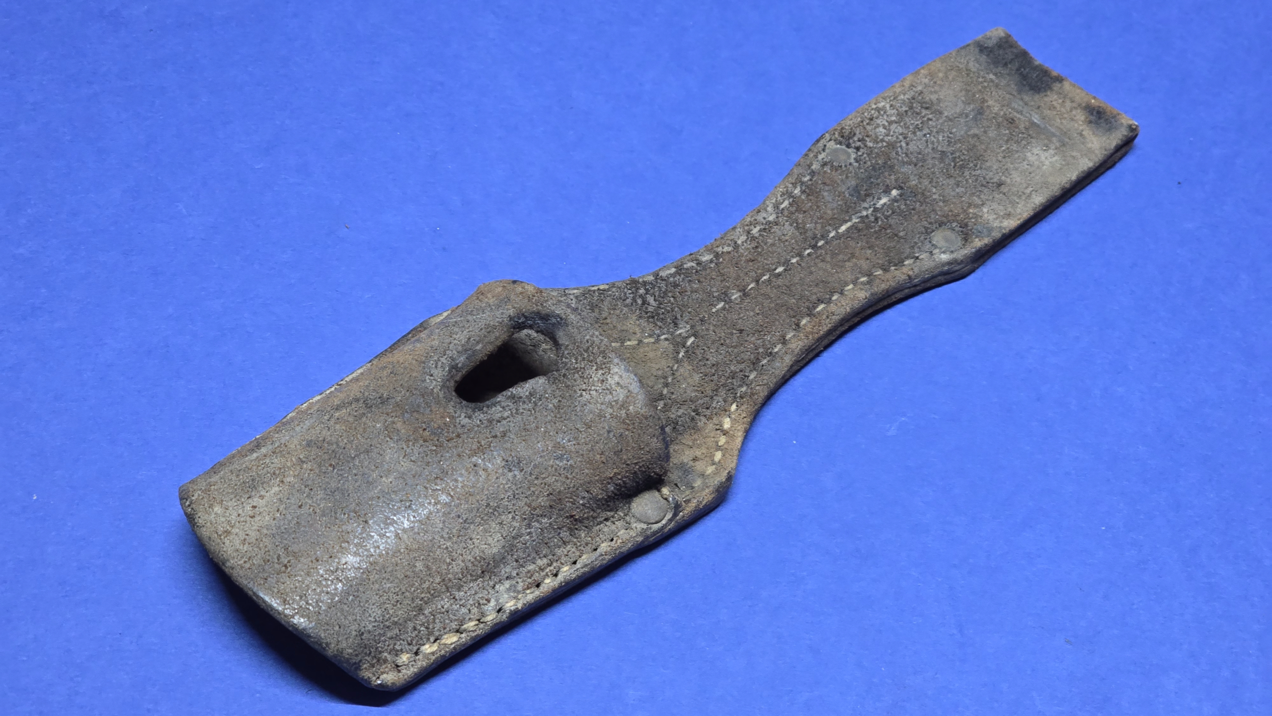 WW1 German 98/05 leather frog front view