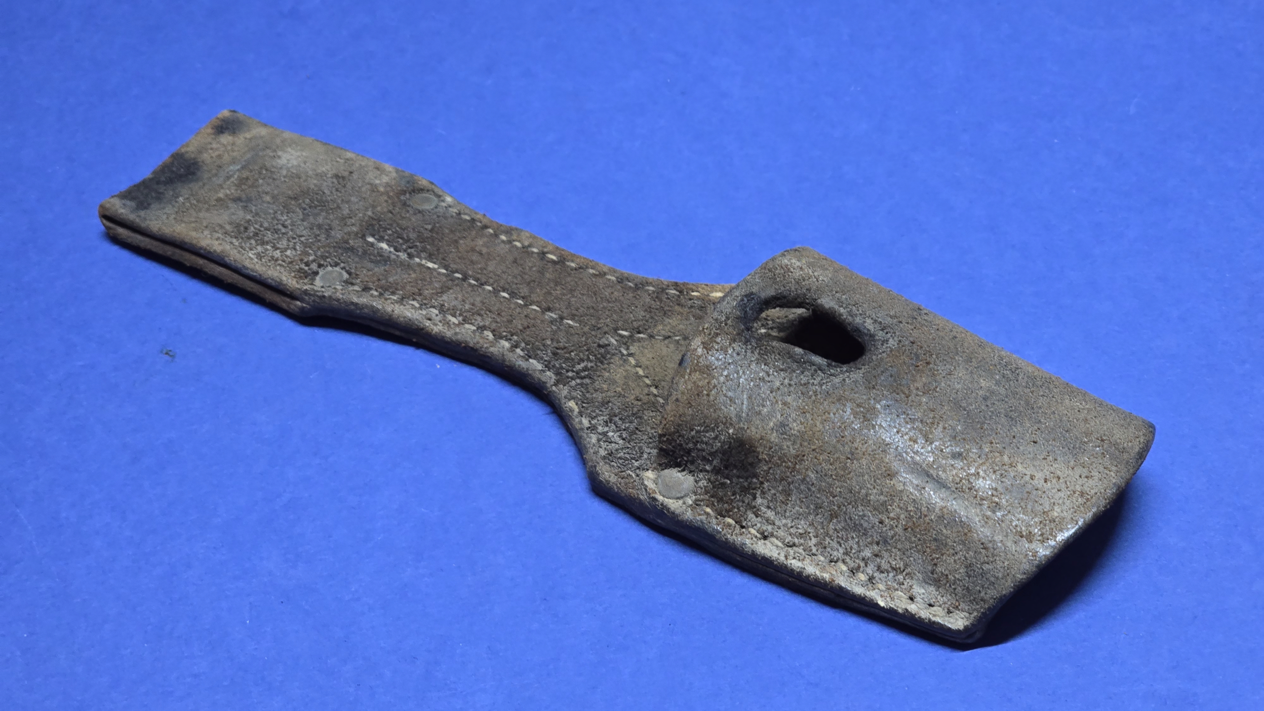 WW1 German 98/05 leather frog side view