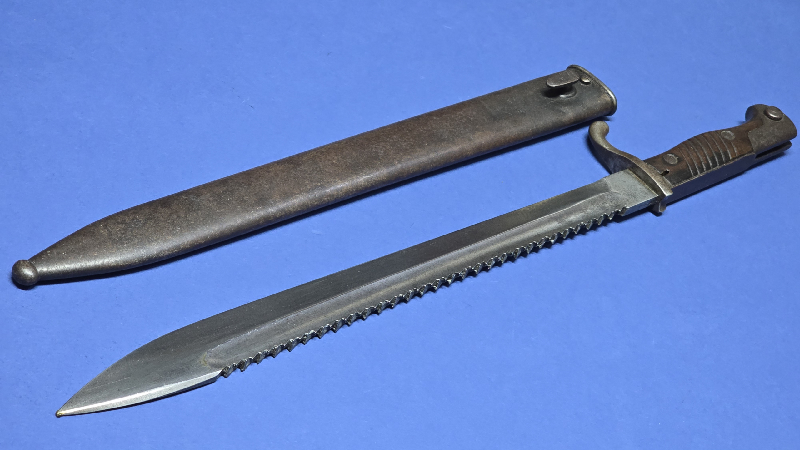 Original German WWI 9805 Sawback Bayonet by Waffenfabrik Mauser A.G. Oberndorf a/N – Dated 1915
