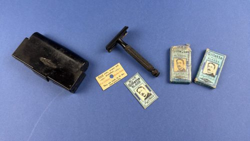 Gillette safety razor travel set with bakelite case razor blade packets and instruction slip laid out