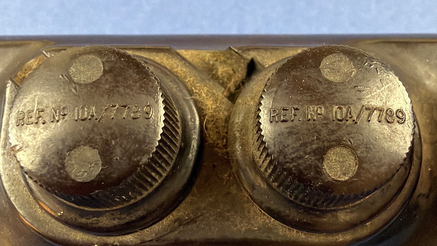 Close up of the Ref No 10A/7789 markings on the two smaller adjustment knobs