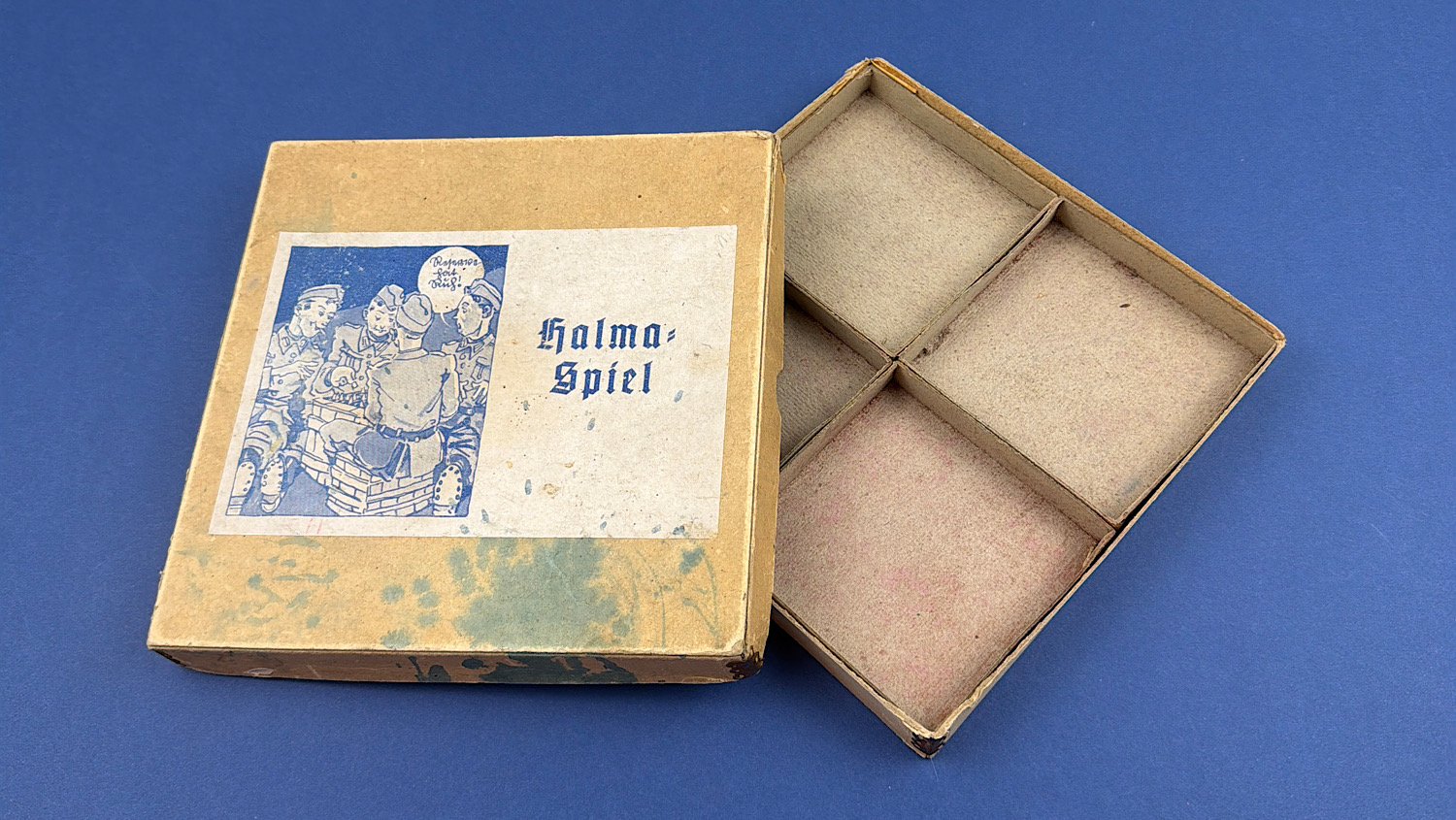 Original Early WW2 German Halma-Spiel box with removable internal divider tray.