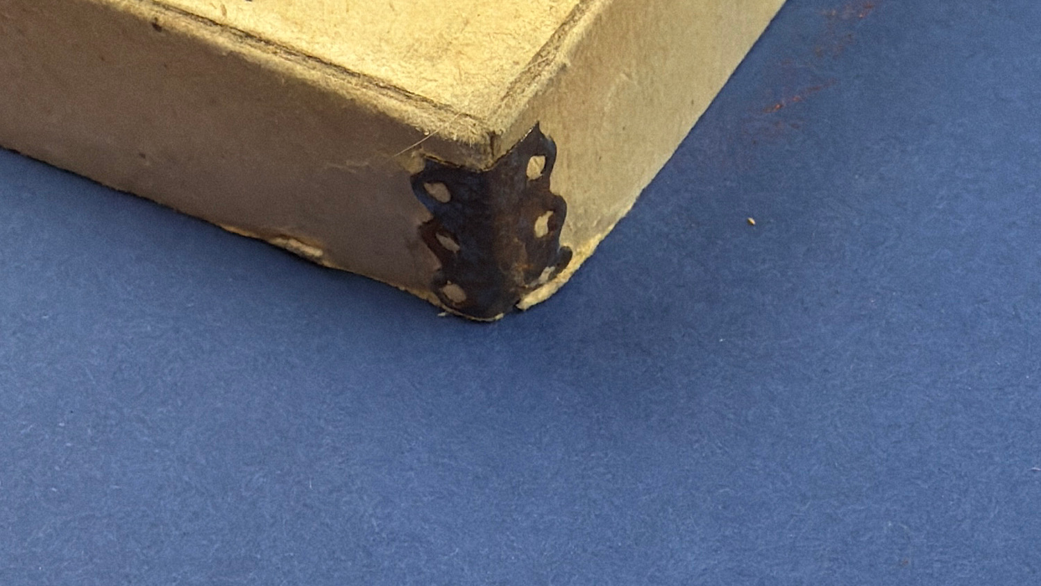 Original metal corner reinforcement fitted to the Early WW2 German Halma-Spiel box.