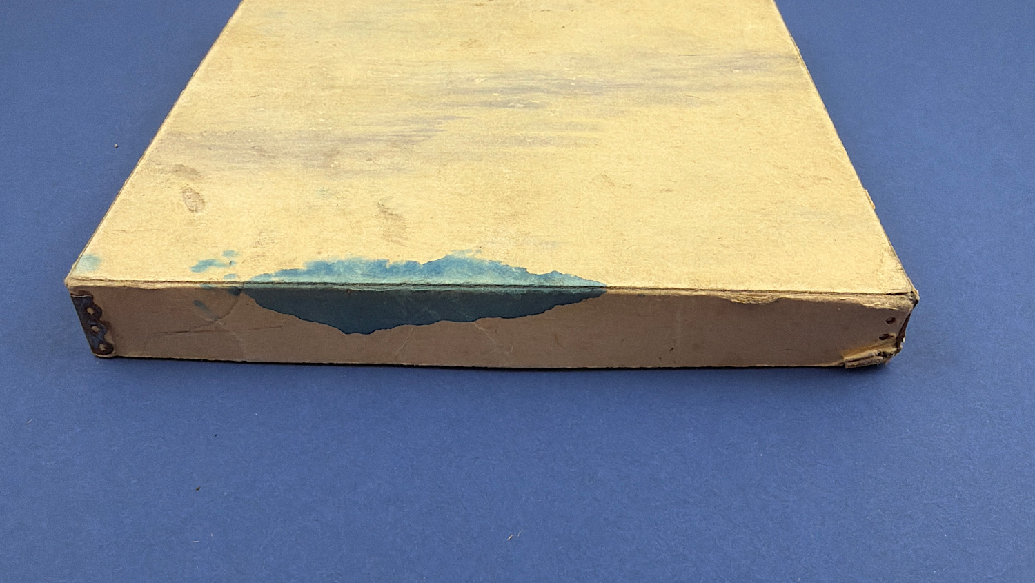 Side view of the Early WW2 German Halma-Spiel box showing its original construction and condition.