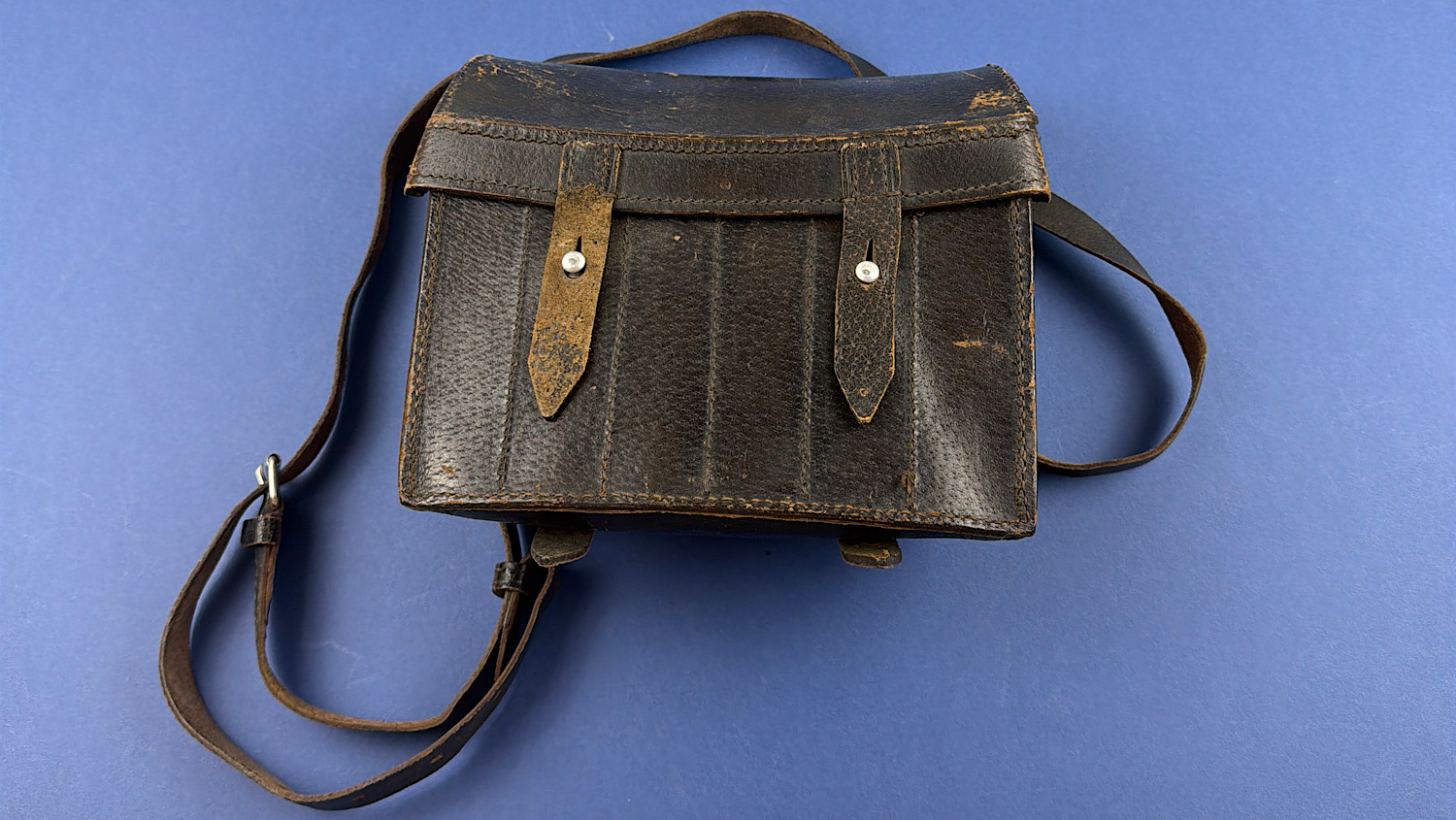 Front view of the original WW2 German leather flare pistol signal cartridge carrying case with shoulder strap and twin retaining straps.