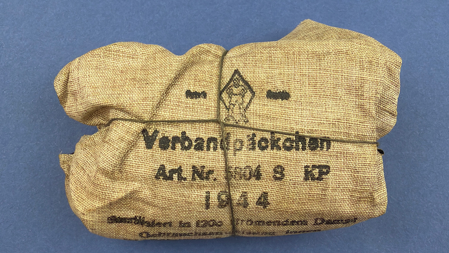 Close-up of the original 1944 dated German WW2 Verbandpäckchen displaying crisp printed markings, Söhngen logo and article number.