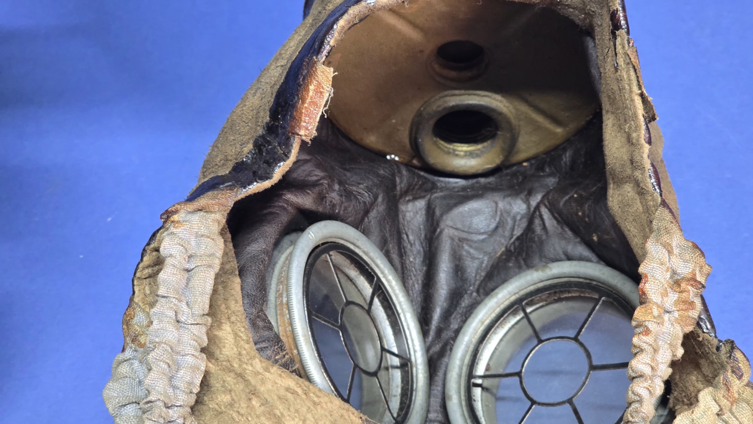 WW1 Belgian M18 Gas Mask with 1918 Dated Carrying Tin