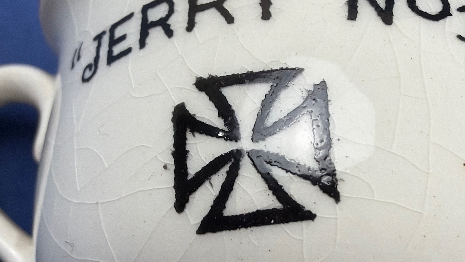 Close-up of the Iron Cross-style emblem beneath the “Jerry No 1” inscription on the WW2 Fieldings anti-Hitler ashtray.